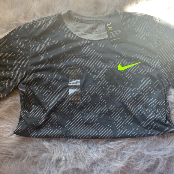 Nike T-shirt - Picture 2 of 4